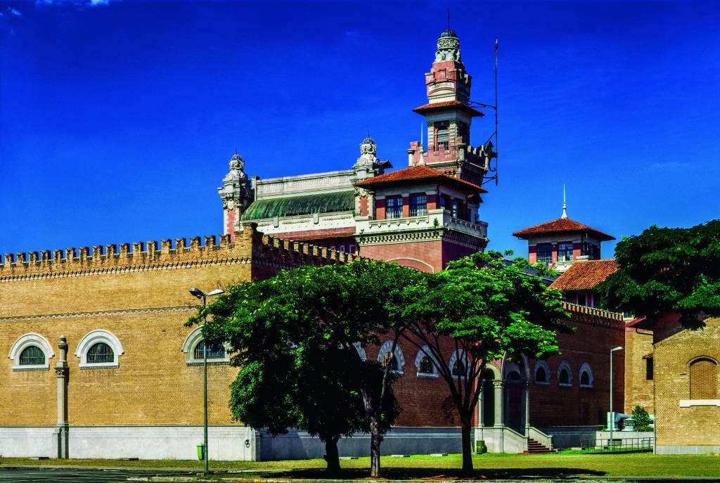 Fachada do Palácio das Indústrias, edifício que abriga hoje o Museu Catavento. A obra eclética é uma réplica de um castelo genovês. Teve as alegorias da fachada, a caixilharia e o lustre monumental produzidos no Liceu de Artes e Ofícios de São Paulo. É do Liceu, também o curioso grifo metálico no alto da torre principal, que sustenta o mastro - Fachada do Palácio das Indústrias, edifício que abriga hoje o Museu Catavento. A obra eclética é uma réplica de um castelo genovês. Teve as alegorias da fachada, a caixilharia e o lustre monumental produzidos no Liceu de Artes e Ofícios de São Paulo. É do Liceu, também o curioso grifo metálico no alto da torre principal, que sustenta o mastro -