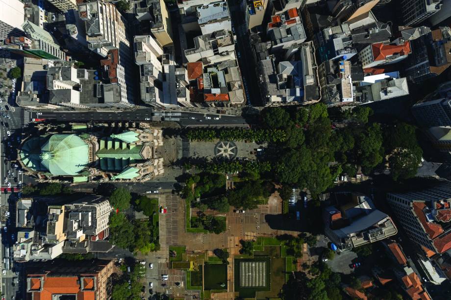 A construção predominantemente neogótica teve o mobiliário produzido pelo Liceu de Artes e Ofícios de São Paulo. Os púlpitos projetados por Anhaia Mello são de madeira jacarandá, assim como as portas monumentais, todos produzidos nas oficinas de marcenaria do Liceu -