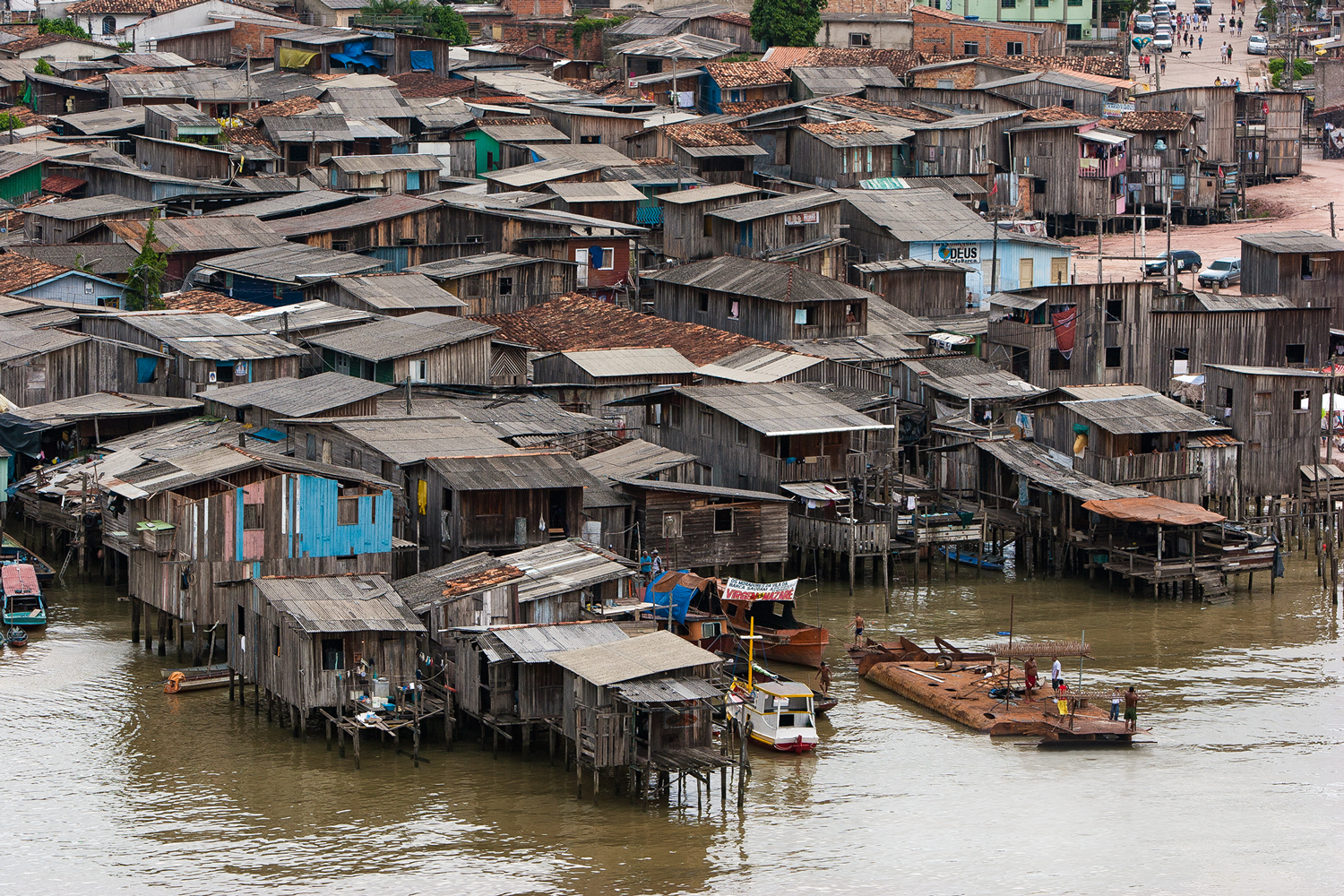 MIS&Eacute;RIA -&ensp;Favela sobre palafitas em Bel&eacute;m: &aacute;reas pobres na mira dos criminosos