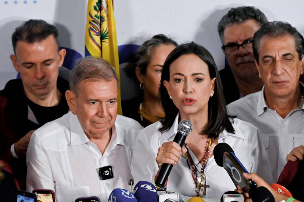 GettyImages-2164141769.jpg REAÇÃO - González (à esq.), que se diz vencedor, com María Corina: denunciando as manobras de Maduro