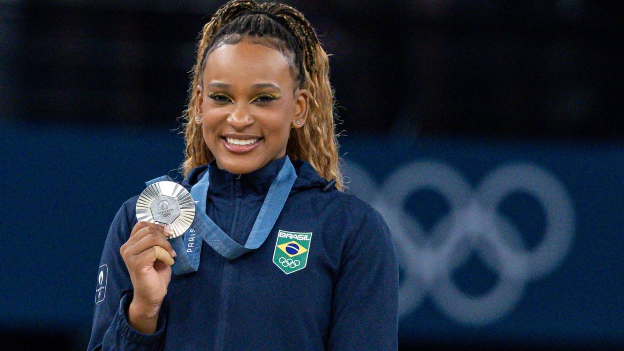 Rebeca Andrade com a medalha de prata do individual geral da ginástica artística da Olimpíada de Paris 2024