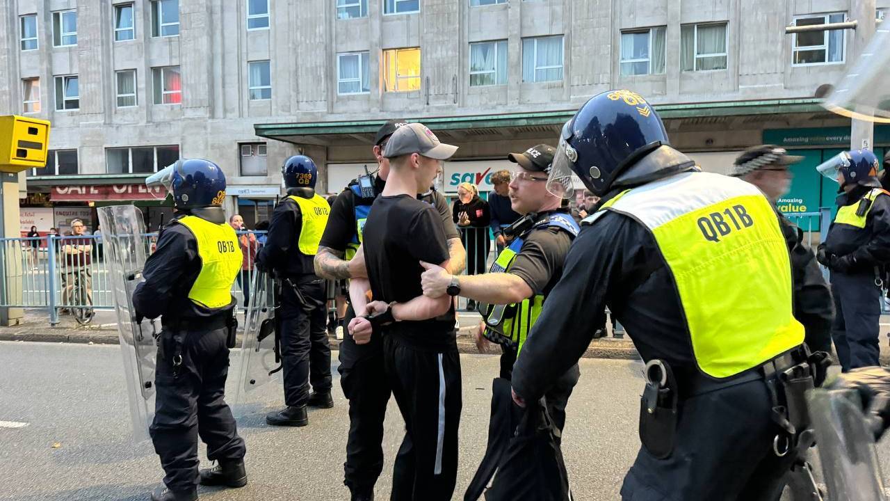 Policiais detêm alguns manifestantes de extrema direita em Plymouth, no Reino Unido. 05/08/2024