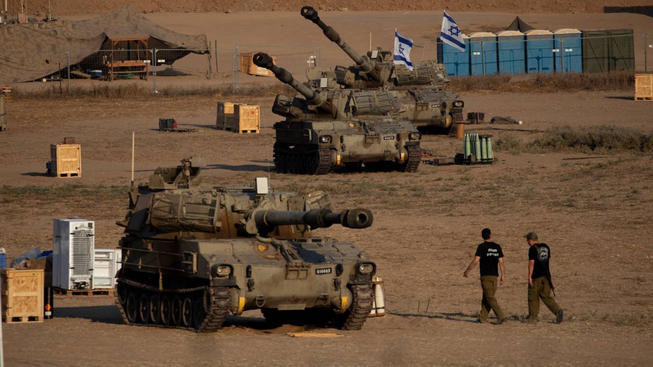 Soldados israelenses caminham por unidades de artilharia perto da fronteira com a Faixa de Gaza, no sul de Israel. 07/08/2024