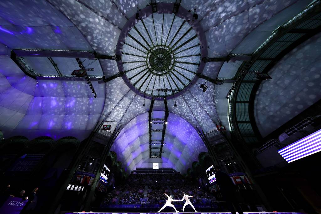 Fencing – Olympic Games Paris 2024: Day 9 PARIS, FRANCE - AUGUST 04: Kazuki Iimura of Team Japan and Guillaume Bianchi of Team Italy compete during the Fencing Men's Foil Gold Medal match between Team Italy and Team Japan on day nine of the Olympic Games Paris 2024 at Grand Palais on August 04, 2024 in Paris, France. (Photo by Ezra Shaw/Getty Images)