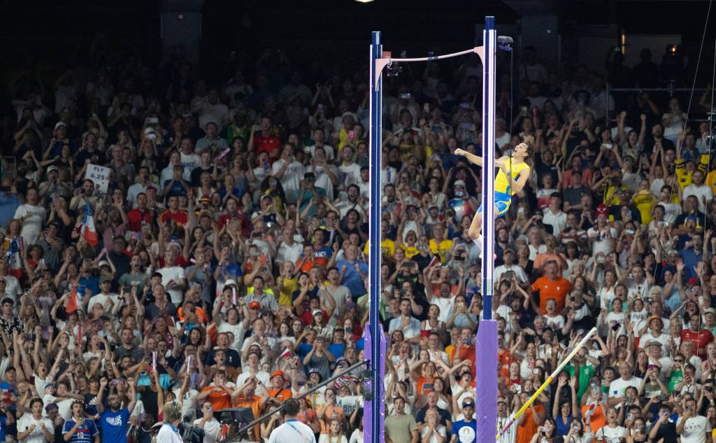 The Olympic Games-Paris 2024 PARIS, FRANCE: AUGUST 05: And the crowd goes wild as Armand Duplantis of Sweden breaks the world record jumping 6.25m during the Men's Pole Vault Final during the Athletics Competition at the Stade de France during the Paris 2024 Summer Olympic Games on August 5th, 2024, in Paris, France. (Photo by Tim Clayton/Corbis via Getty Images)