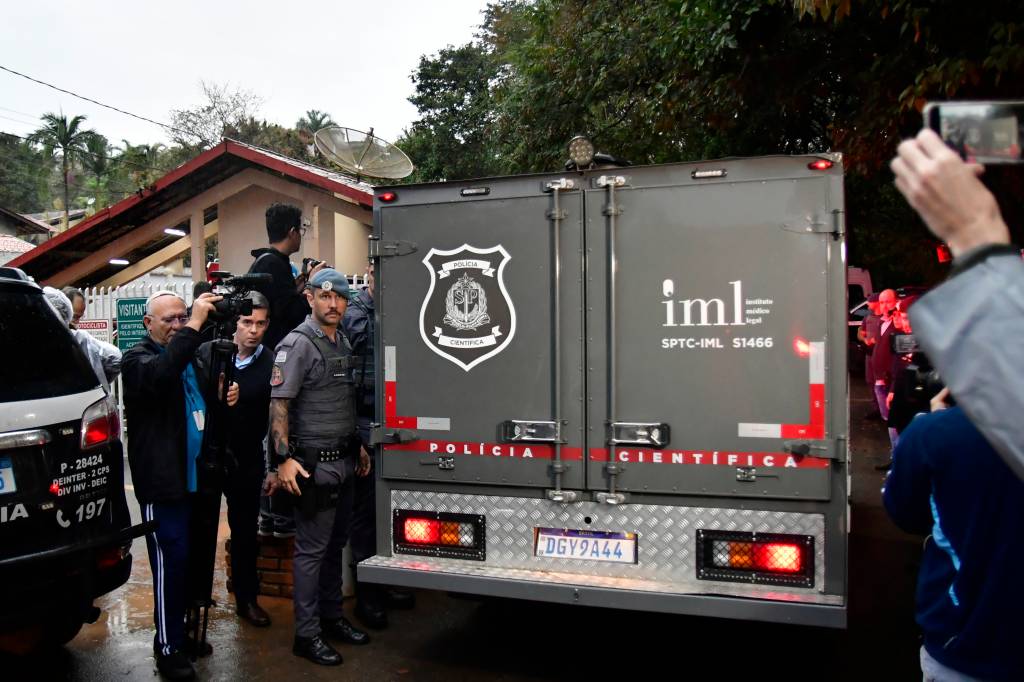 Queda de avião em Vinhedo: 50 corpos são retirados dos destroços