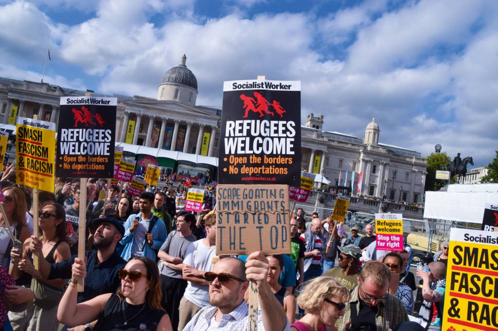GettyImages-2165751394.jpg REAÇÃO - Britânicos vão às ruas contra a xenofobia: “Não” à provocação da direita radical