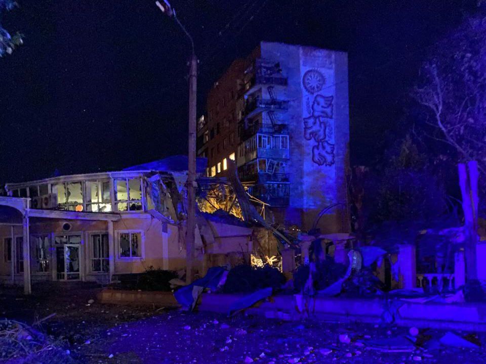 Escombros depois de bombardeio russo em área residencial perto do Sapphire Hotel