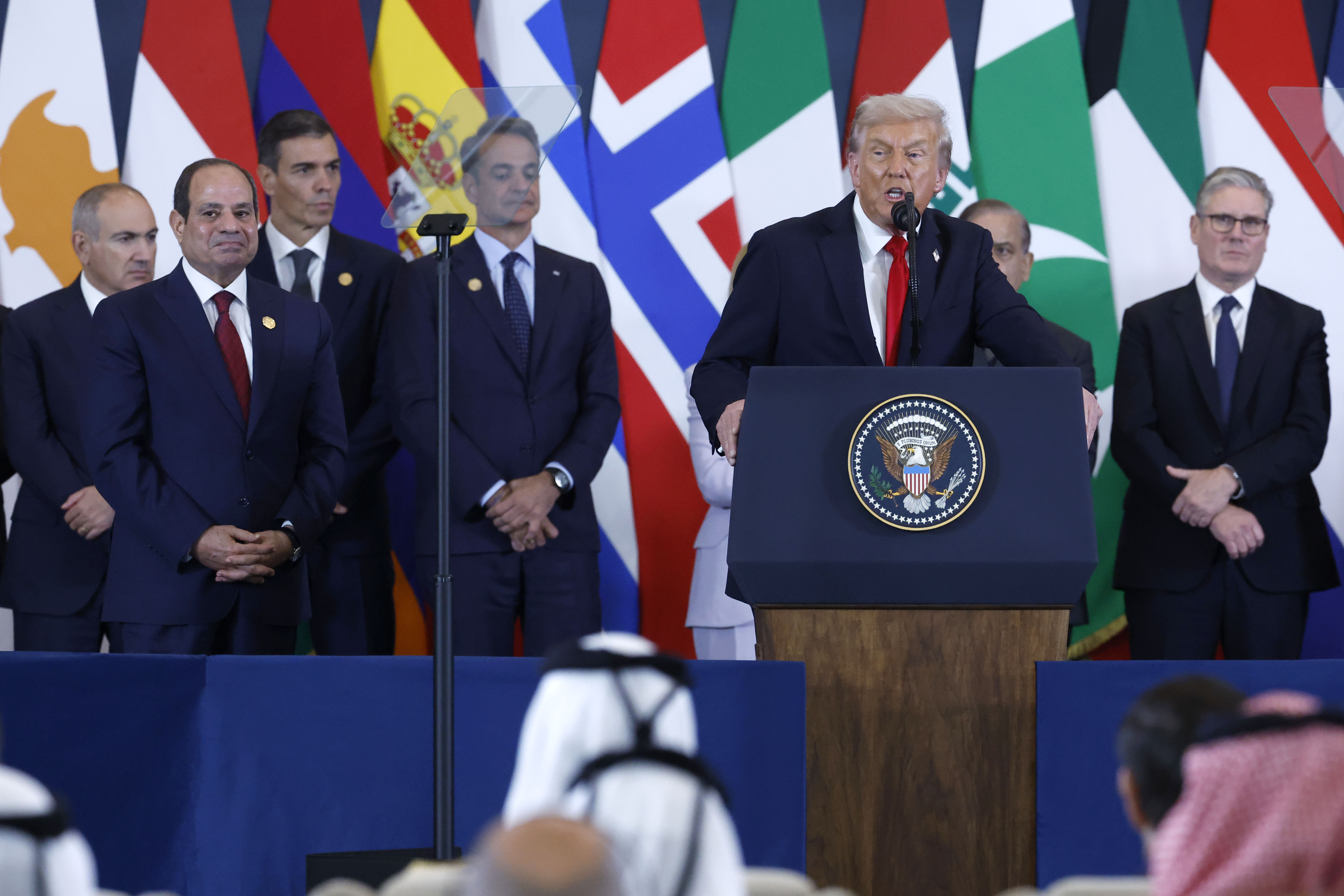 Gaza: Trump assina acordo para trégua e Hamas libera 20 reféns israelenses