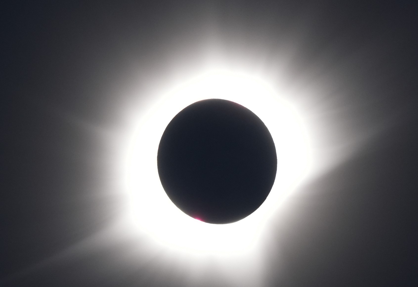 AO VIVO: Acompanhe o eclipse solar total visível em países do Hemisfério Norte