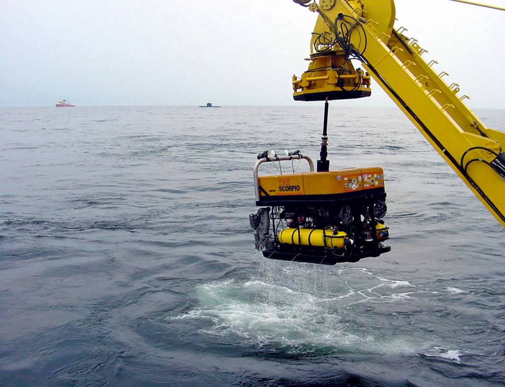 GettyImages-53327468.jpg ROBÔ AQUÁTICO - ROV sendo retirado do mar: exploração com alta tecnologia