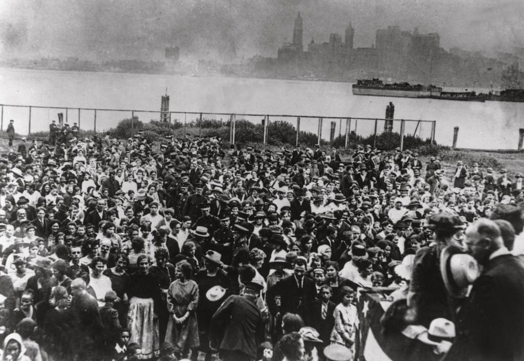 GettyImages-548134141.jpg MUDANÇA - Ellis Island em 1902: agora, o desejo é que voltem para casa