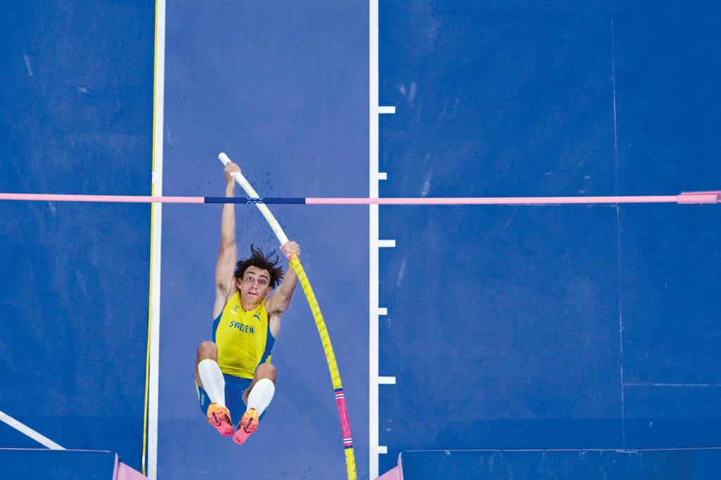 NOVA-000_36AZ33P.jpg PÁSSARO - O sueco Armand Duplantis, do salto com vara: muita velocidade
