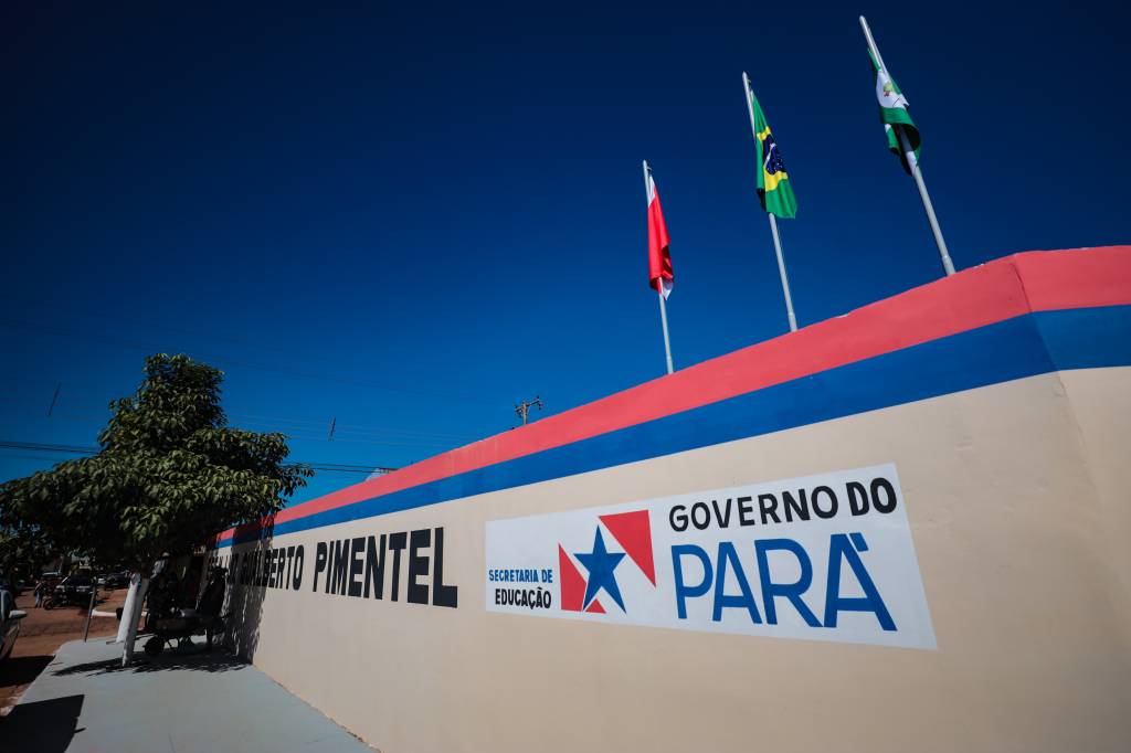 Governo do Pará Fachada de escola com logo do Governo do Pará