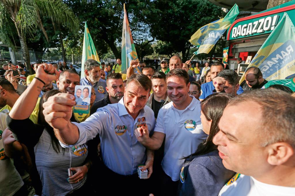 RIO971122.JPG FRACASSO - O senador Flávio Bolsonaro com o candidato Ramagem: perspectivas de uma grande derrota no Rio