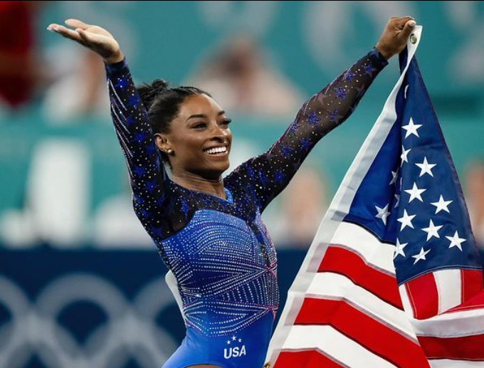 Com referência a ‘Emily in Paris’, Simone Biles anuncia volta de sua série