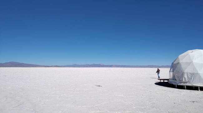 As cabanas do glamping Pristine Luxury Camp, no meio de Salinas Grandes -