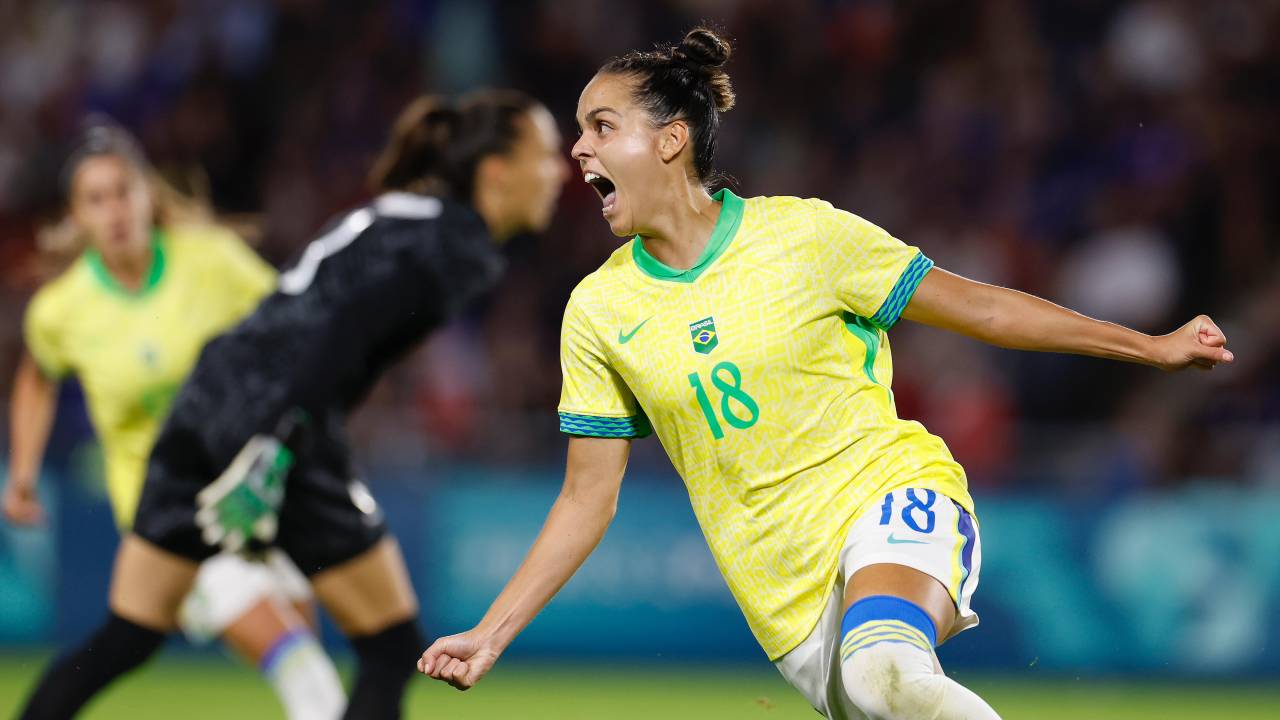 Gabi comemora Gol contra França