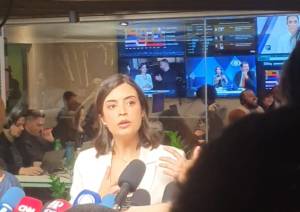 Tabata Amaral antes do debtate da Band .