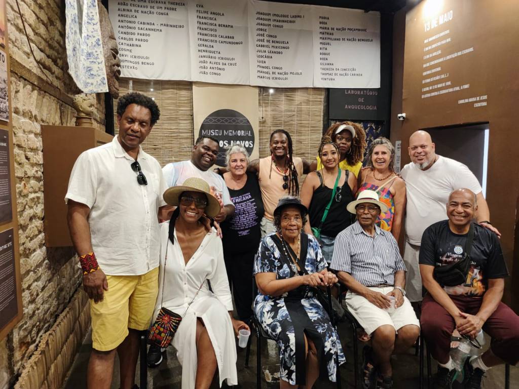 Maju Coutinho leva família para visita a museu sobre escravidão