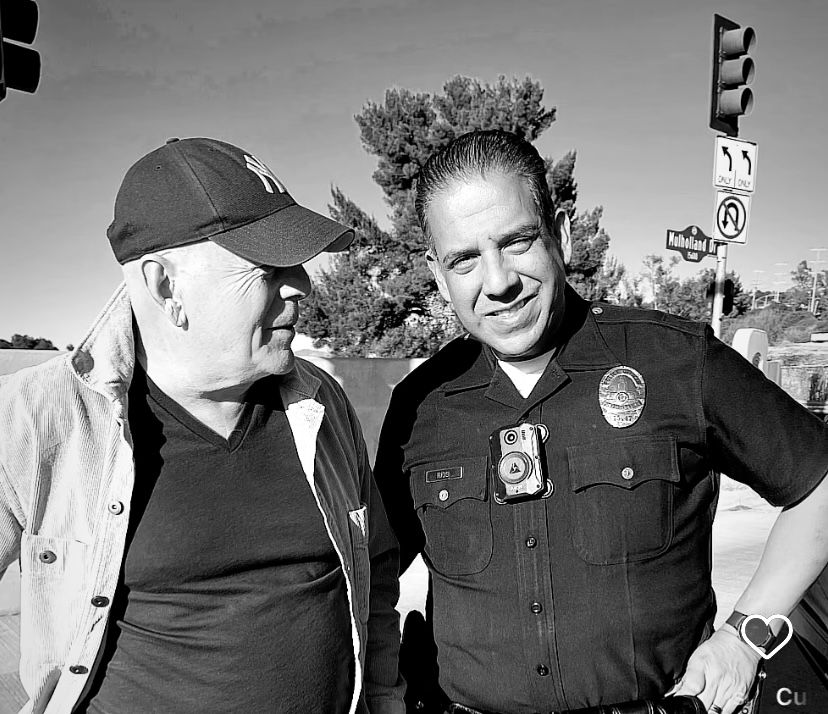 O ator hollywoodiano Bruce Willis apareceu no Instagram da esposa agradecendo aos bombeiros de LA