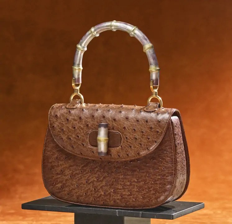 60 anos da Gucci no Japão: bolsas bamboo ganham releituras de mestres japoneses como Morihito Katsura, que incorporou metais preciosos à famosa alça de bambu retorcido