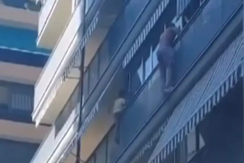 Brasileiro conseguiu resgatar criança que estava pendurada em varanda
