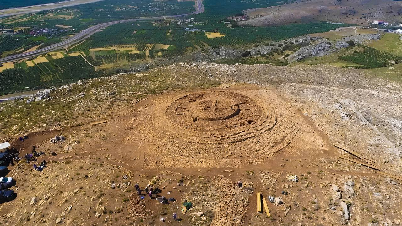 LABIRINTO? - Estrutura descoberta em Creta: edifício circular, divisões e passagens
