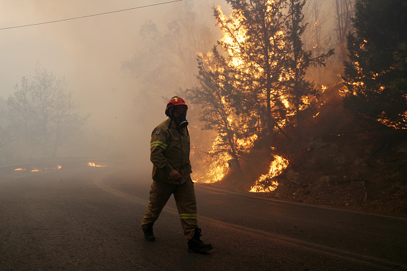 Bombeiro em meio à um incêndio florestal na vila de Varnava, perto da capital grega, Atenas. 11/08/2024