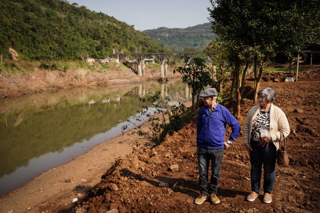 Muçum depois das enchentes MUÇUM,RS, BRASIL - 01/08/2024 - Reportagem conta como está a reconstrução na pacata cidade no Vale do Taquari, que ficou conhecida depois que inúmeras enchentes, desde setembro de 2023, destruíram parte da cidade. Na foto, o casal Ires e Jandir Cimarosti na casa em que moravam nas margens do Rio Taquari e hoje está em reforma. (FOTO: Carlos Macedo/Veja).