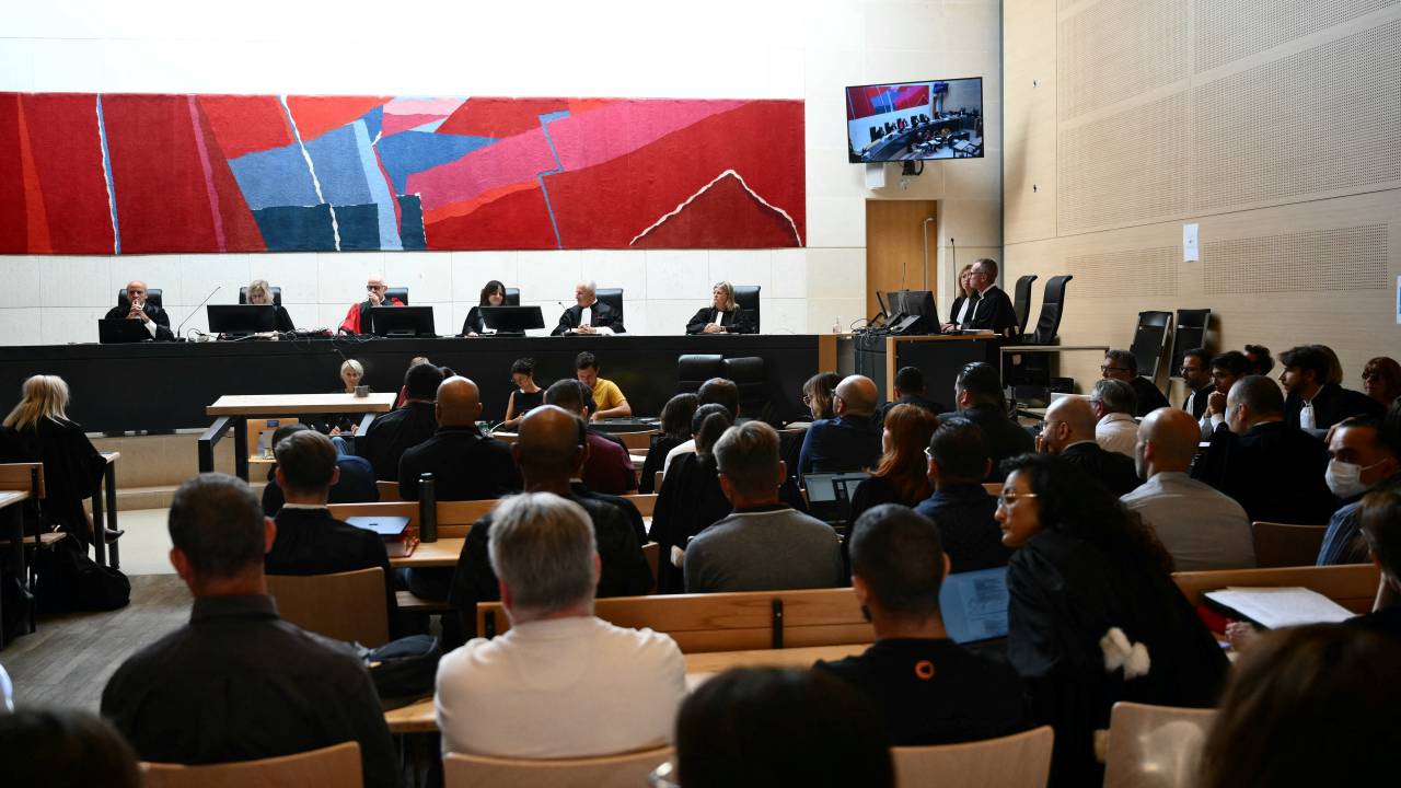 Julgamento de homens acusados de estuprar mulher francesa no tribunal de Avignon, França. 02/09/2024