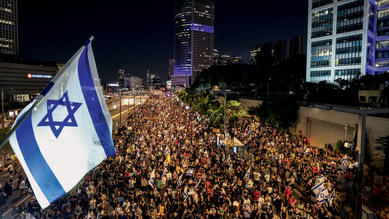 POR UM ACORDO - Manifestação em Tel Aviv: multidão exige mais empenho no resgate dos reféns