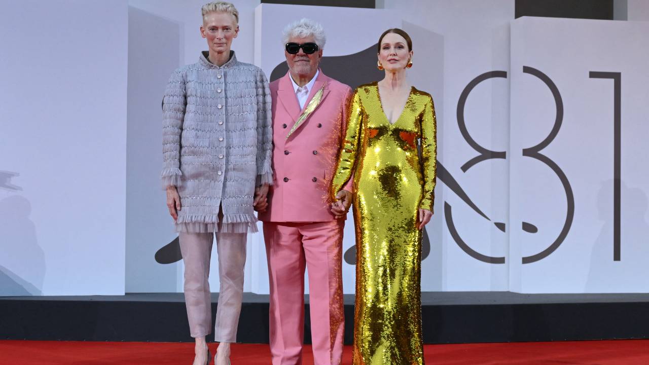 Spanish director Pedro Almodovar, actress Tilda Swinton (L) and actress Julianne Moore attend the red carpet of the movie "The Room Next Door" presented in competition during the 81st International Venice Film Festival at Venice Lido, on September 2, 2024. (Photo by Alberto PIZZOLI / AFP)