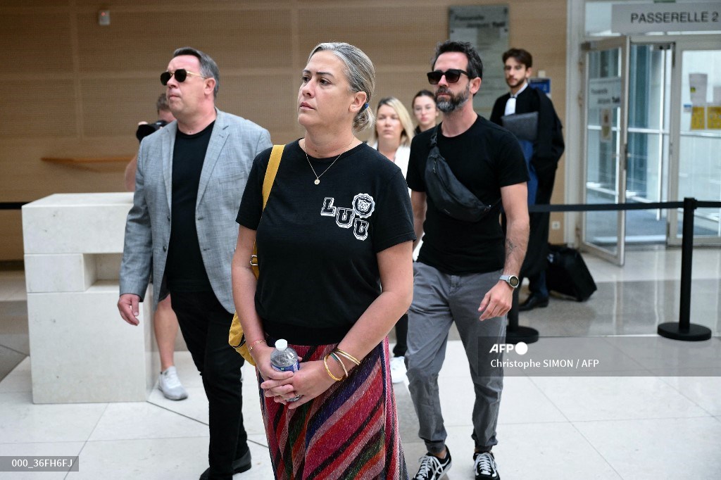 Os filhos de Gisele Pelicot, Florian (à direita) e David (à esquerda) e Caroline Darian (ao centro), chegam em tribunal na França. 05/09/2024