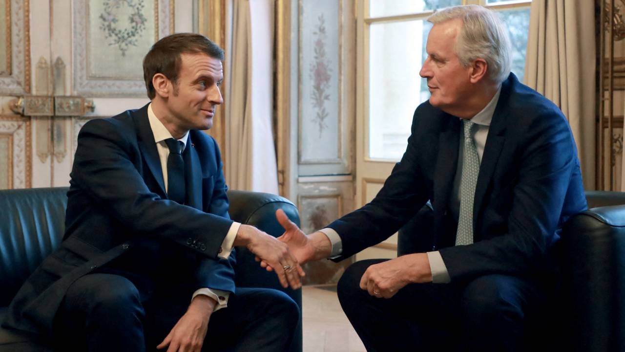 DÚVIDAS - Macron com o primeiro-ministro Barnier (à dir.): minoria na Assembleia e muita grita da oposição pela frente