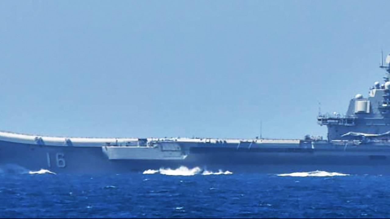 Porta-aviões chinês Liaoning navegando entre as ilhas japonesas de Yonaguni e Iriomote, perto de Taiwan. 18/09/2024