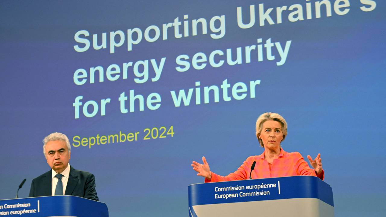 European Commission President Ursula von der Leyen (R) and Executive Director of the International Energy Agency (IEA) Fatih Birol attend a press conference on supporting Ukraine's energy security for the winter, at the EU headquarters in Brussels on September 19, 2024. EU chief Ursula von der Leyen will travel to Kyiv on September 20, 2024 and meet President Volodymyr Zelensky, as the bloc seeks to help Ukraine weather Russian attacks on its energy infrastructure. (Photo by Nicolas TUCAT / AFP)