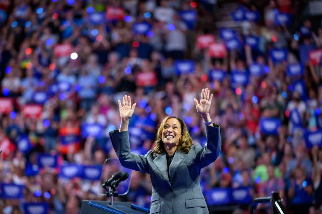 US Vice President and Democratic presidential candidate Kamala Harris waves after speaking at a campaign event at Alliant Energy Center in Madison, Wisconsin, on September 20, 2024. (Photo by Mandel NGAN / AFP)