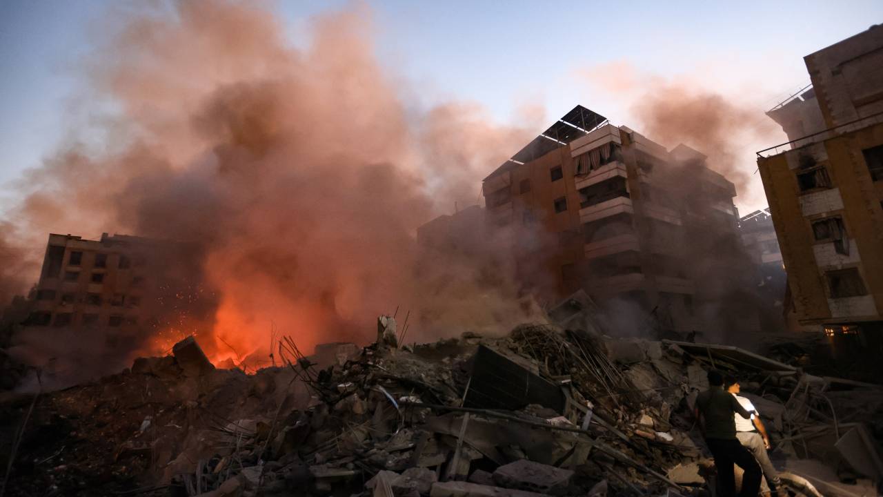 Fumaça sobe de escombros de prédios após ataques aéreos israelenses ao bairro de Haret Hreik, em Beirute, capital do Líbano. 27/09/2024