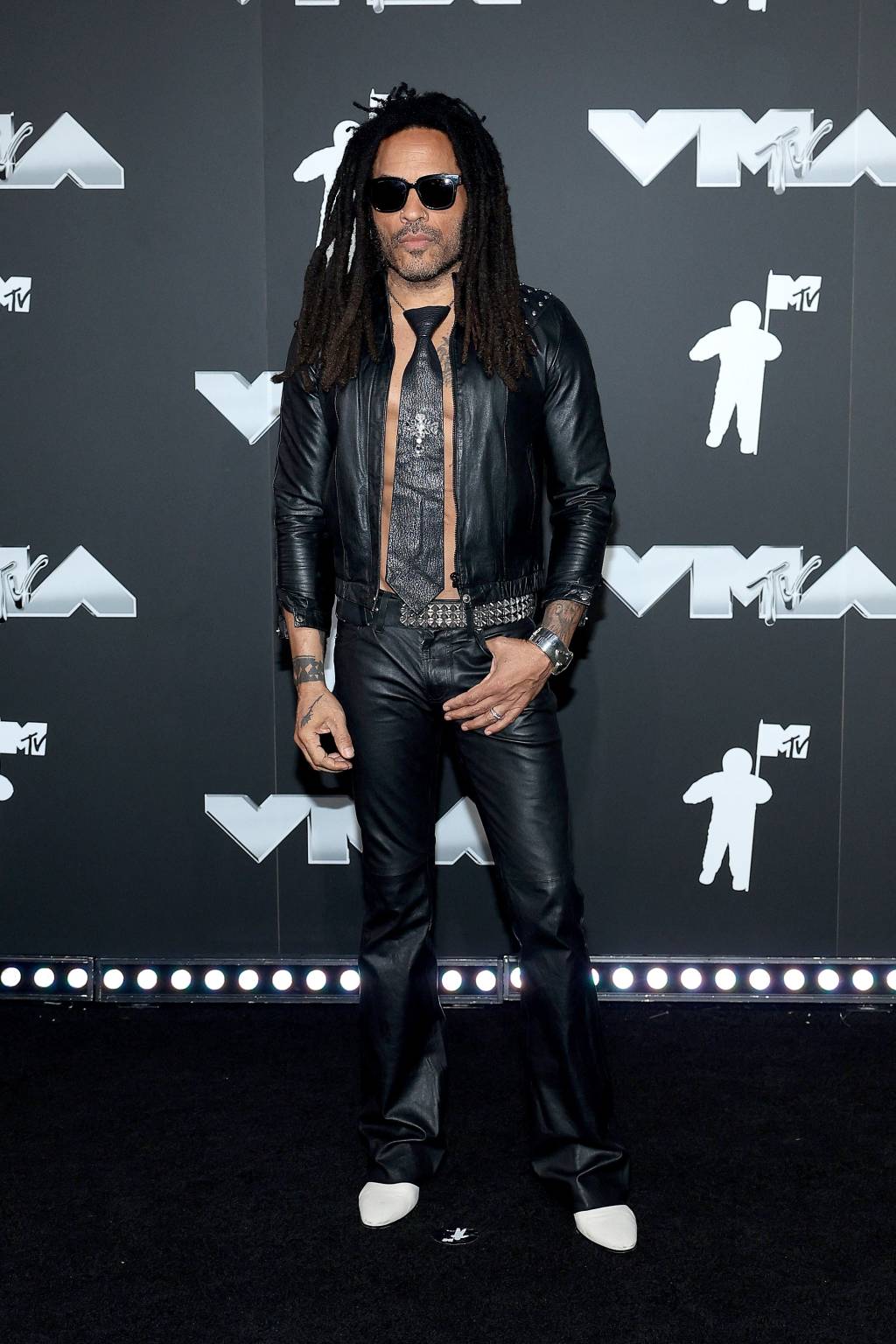 2024 MTV Video Music Awards – Arrivals Lenny Kravitz: em seu costumeiro visual rock n´roll de couro, chamou a atenção pela gravata sem camisa