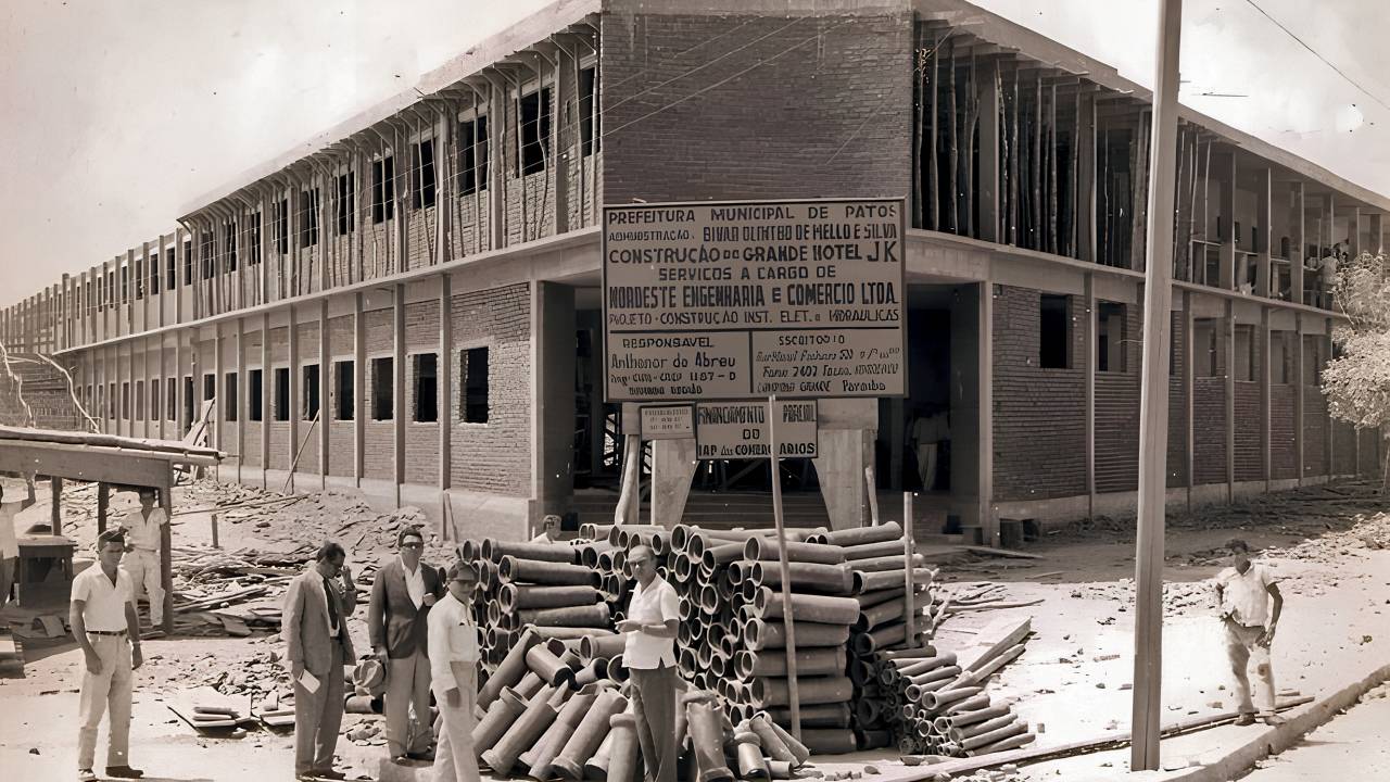 Crédito: Reprodução/arquivo Damião Lucena - - - https://www.folhapatoense.com/2019/04/28/construcao-do-hotel-jk-nos-anos-60-em-patos/