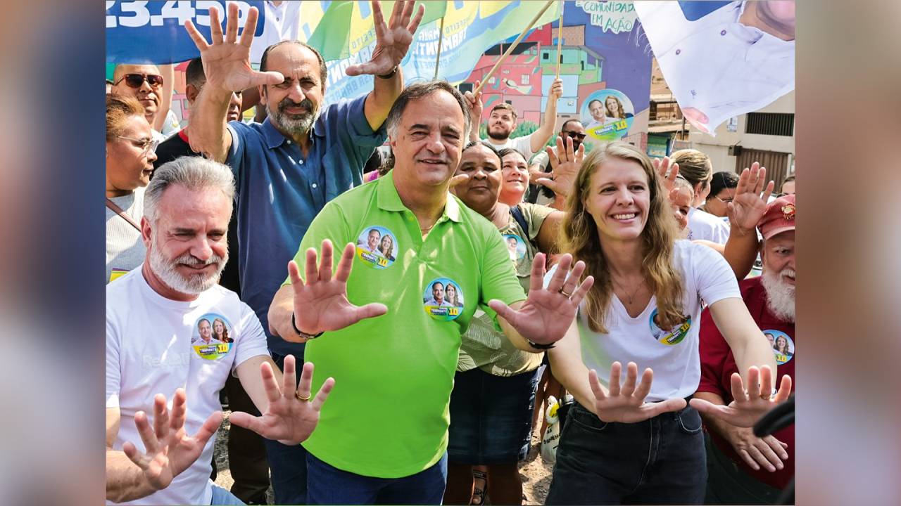 DANDO AS MÃOS - Tramonte, com Kalil (de azul): longe da polarização