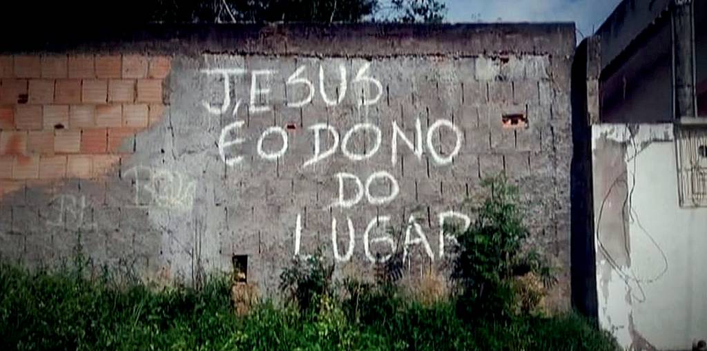 2 – 46542563.png CRISTÃOS? - Dizeres religiosos: desfaçatez nos muros antes das matanças