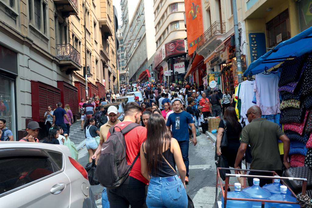 Movimentação na região da 25 de Março em SP PRESSÃO - Comércio popular: o consumo aquecido alimenta a inflação