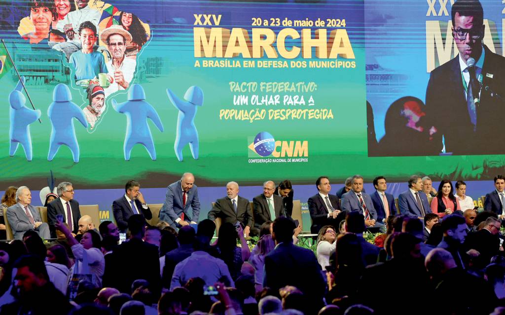 Brasília (DF), 21.05.2024 – Presidente Lula participa da abertura da 25ª Marcha a Brasília em Defesa dos Municípios. Foto: Antonio Cruz/Agência Brasil PRESSÃO - Evento de prefeitos em Brasília: repasses da União não bastam