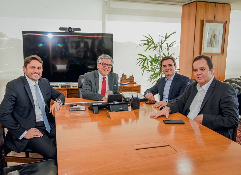 5 – ALEXANDRE PADILHA e ELMAR NASCIMENTO 2024 9 a.jpg FISSURAS - Alexandre Padilha: ministro recebe e prestigia Elmar Nascimento (à dir.)