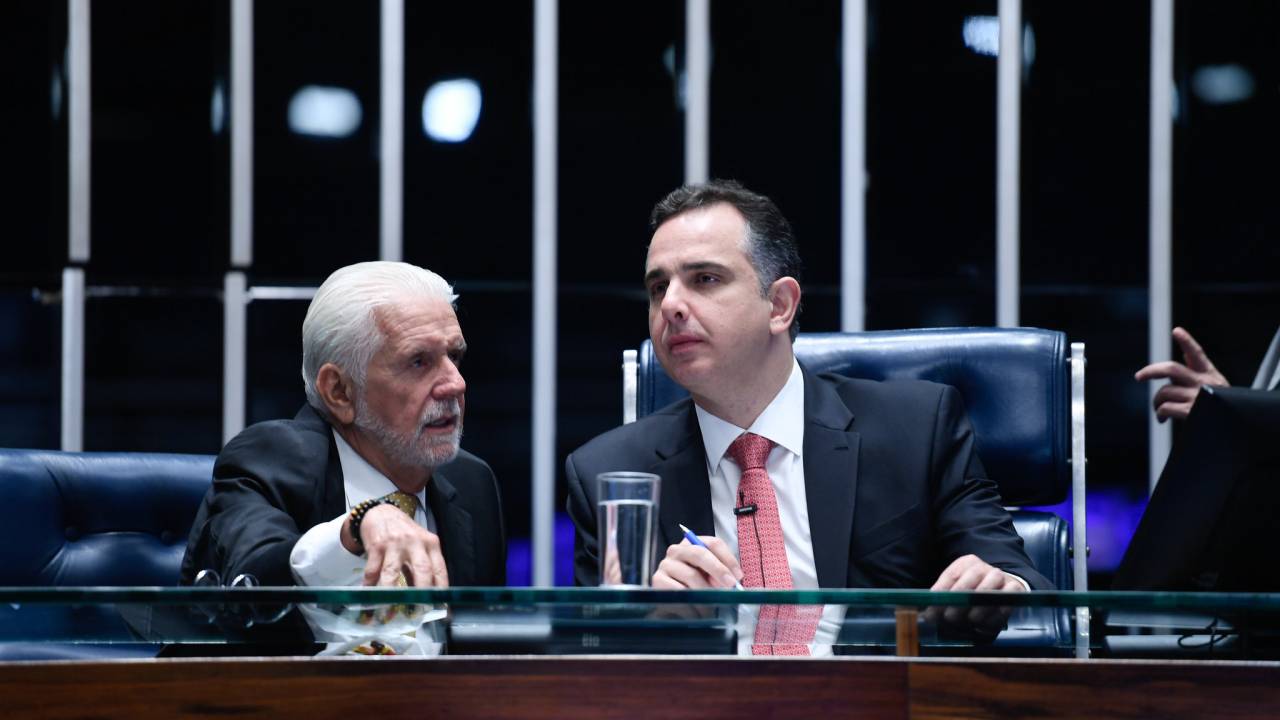 Jaques Wagner e Rodrigo Pacheco conversam no plenário do Senado