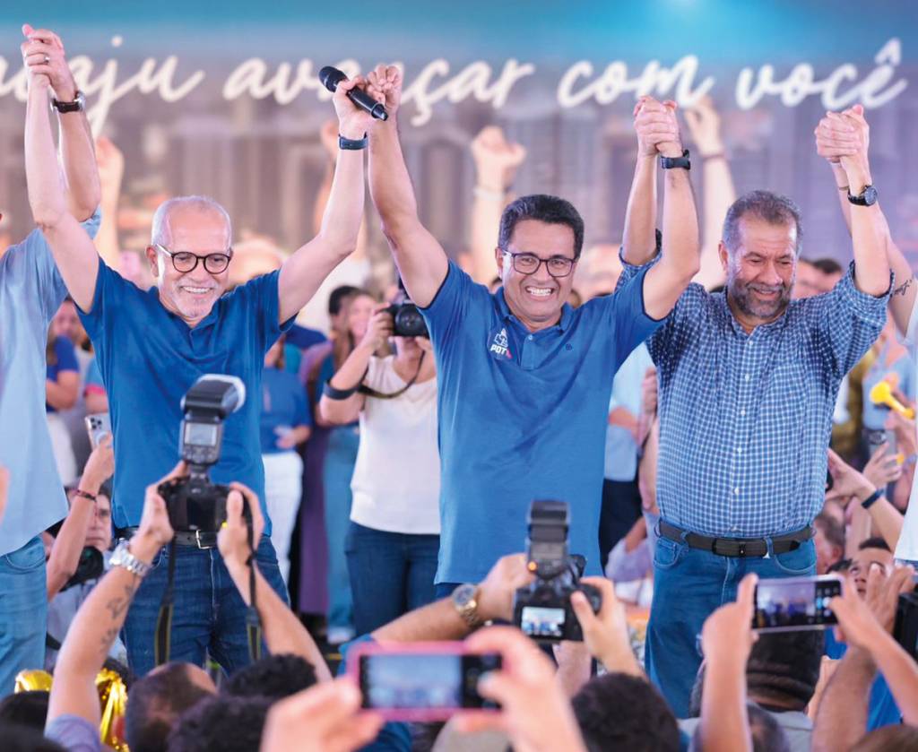 6–Convencao-homologa-candidatura-de-Luiz-Roberto-Fabiano-e-vereadores-do-PDT-copy.jpg DIFICULDADE - Luiz Roberto, do PDT (no centro): governista está em quarto lugar