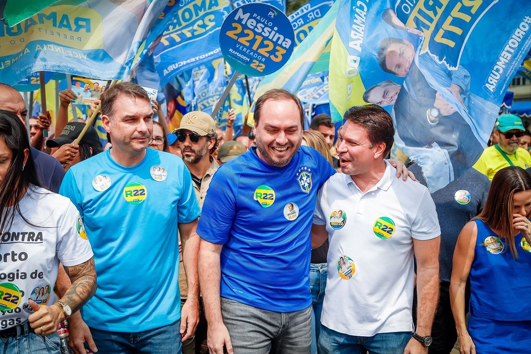 O candidato do PL à Prefeitura do Rio, Alexandre Ramagem (de branco), ao lado de Carlos e Flávio Bolsonaro