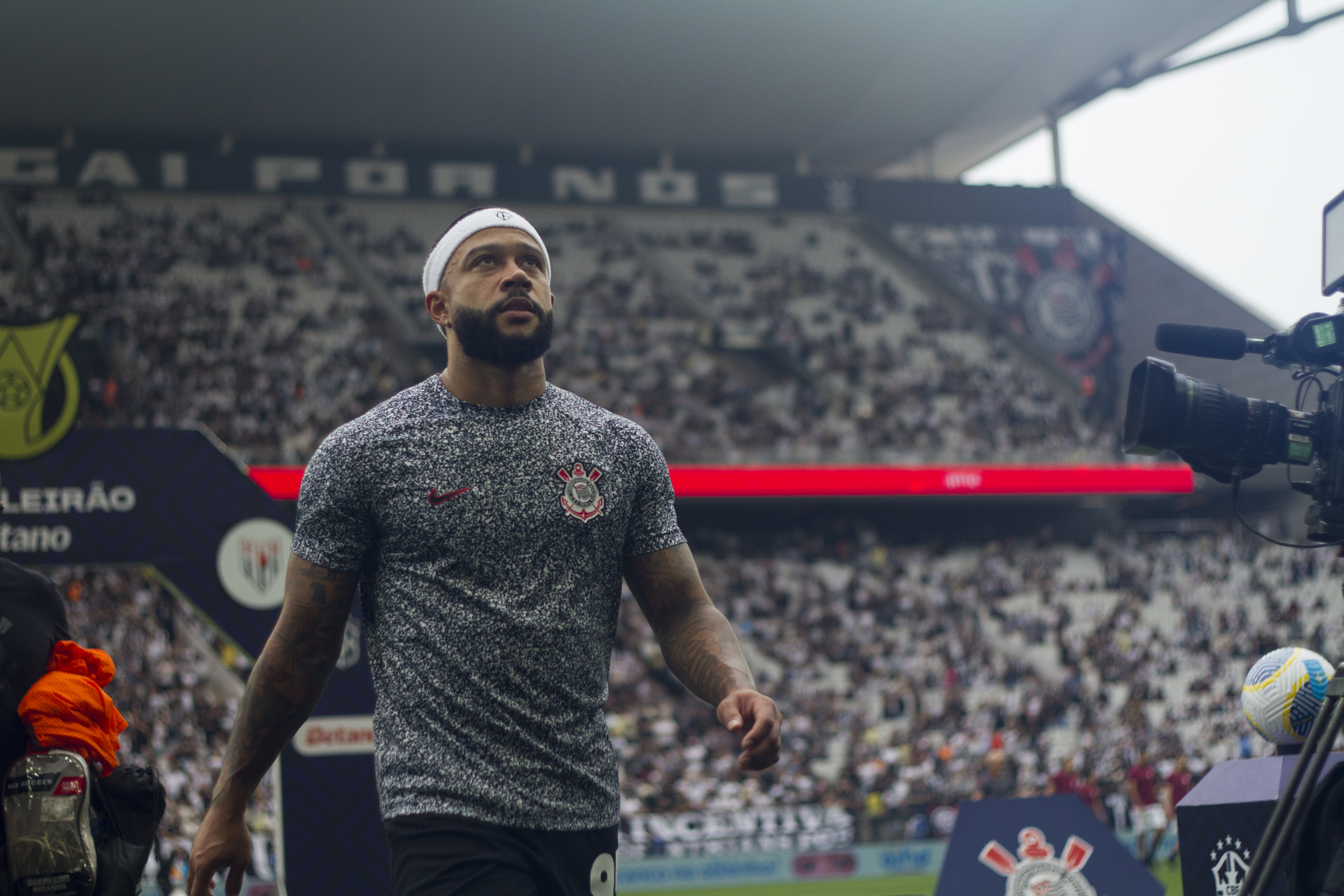 A carreira musical de Memphis Depay, agora em choque com o Corinthians